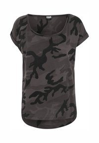 T-shirt à manches courtes gris foncé avec un motif camouflage noir, présentant un col rond et un ourlet légèrement incurvé. Texture de tissu douce.