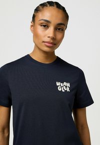 Wrangler SHORT SLEEVE - SLIM FIT - Camiseta estampada - dark navy