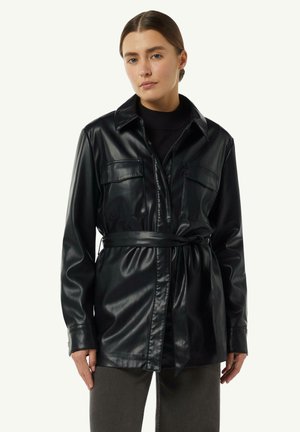 Schwarze Kunstlederjacke mit Kragen, Fronttaschen und tailliertem Gürtel. Mit langen Ärmeln und einer glatten, glänzenden Textur.