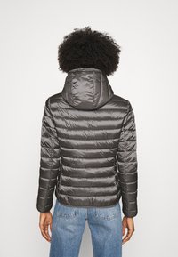 Padded puffer jacket in dark gray with a hood, featuring vertical quilting, a smooth texture, and fitted sleeves.