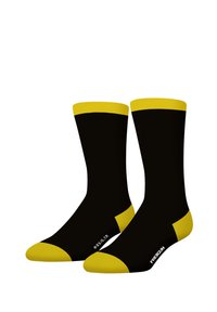 Chaussettes noires avec des poignets et des accents au niveau des orteils jaunes. Présentant une texture lisse et un design simple. Logo visible sur le côté.