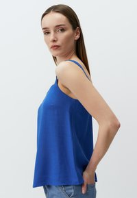 Blauw mouwloos topje met dunne bandjes, met een losse pasvorm, gladde textuur en een rechte zoom. Draag het met mid-rise jeans.