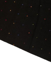 Czarna tkanina z małymi, równomiernie rozmieszczonymi, wielokolorowymi haftowanymi kropkami w kolorach czerwonym, pomarańczowym, żółtym, niebieskim i zielonym.