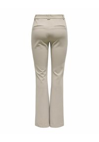 Pantalon beige sur mesure avec poches passepoilées à l'arrière, passants de ceinture et légère évasement à l'ourlet, vu de dos sur fond blanc.