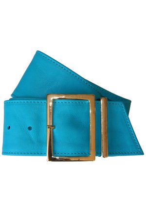 Jasně tyrkysový kožený opasek s velkou obdélníkovou zlatou sponou, dvěma otvory pro nastavení a viditelným šitím podél okrajů.
