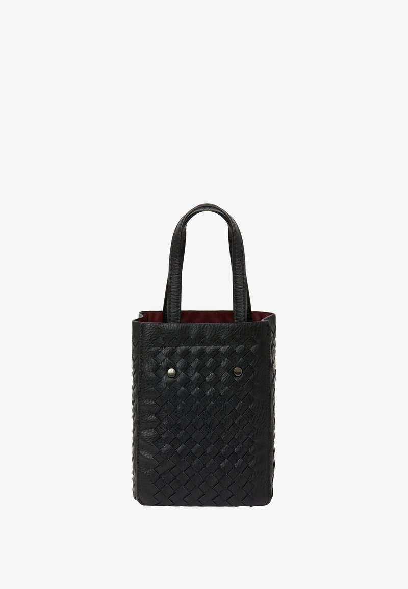 Schwarze geflochtene Lederhandtasche mit zwei kurzen Griffen, ausgestattet mit einem glatten Innenraum, zwei Druckknöpfen auf der Vorderseite und einer strukturierten Form.