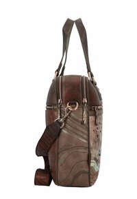 Braune Lederhandtasche mit zwei Griffen, Reißverschluss und verstellbarem Schulterriemen. Verfügt über geprägte Muster und metallische Akzente für besondere Details.