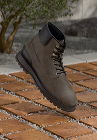 Valitud, dark gray