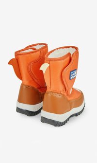 Stivaletti invernali arancioni con materiale esterno liscio, dettagli in finta pelle marrone, suola in gomma bianca e un dettagli giocoso a forma di ala sul retro.