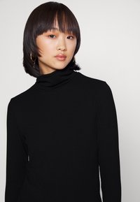 Pieces Petite PCLICCA ROLLNECK - Camisola de manga comprida - black