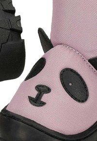 Stivale in tessuto rosa con design di faccia di panda, con accenti neri che includono orecchie e occhi, e una suola in gomma nera testurizzata.