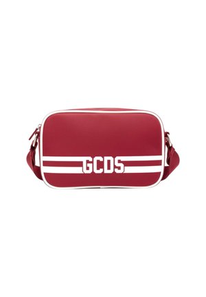 Borsa a tracolla rettangolare rossa con bordatura bianca, due strisce orizzontali bianche e logo "GCDS" in grassetto centrato sul davanti.