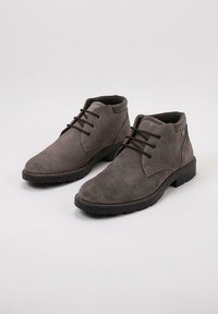 Botas chukka de ante gris con puntera redondeada, diseño con cordones, suela de goma oscura en contraste y tobillo acolchado para mayor comodidad.