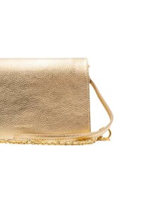 Borsa clutch in pelle dorata con superficie strutturata, tracolla sottile a catena e forma rettangolare strutturata. Presenta una chiusura a patta e una leggera lucentezza.