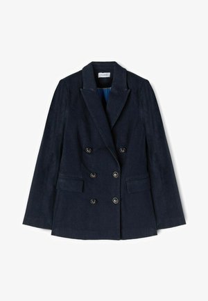 Blazer doppiopetto blu navy con sei bottoni, revers a lancia e due tasche con patta frontali, disteso su uno sfondo bianco.