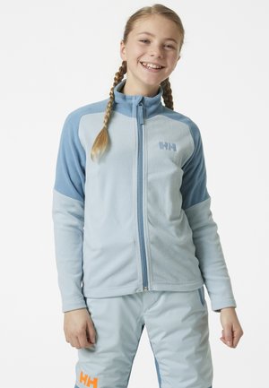 Jasnoniebieska polarowa kurtka z pełnym zamkiem błyskawicznym, wysokim kołnierzem i sportowym fasonem. Z kontrastowymi niebieskimi akcentami i logo na piersi.