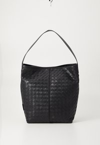 Sac en cuir tressé noir avec un haut ouvert, une bandoulière unique et une finition lisse. Présente un motif texturé et une forme douce et arrondie.
