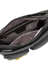 Borsa in tessuto nero con apertura con zip, caratterizzata da un interno grigio a motivi, una tasca interna con zip e dettagli hardware gialli.