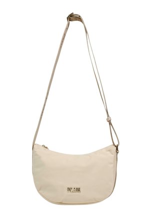 Bolso beige con forma de media luna para el hombro, con correa ajustable y pequeño logo metálico de la marca en el centro delantero.