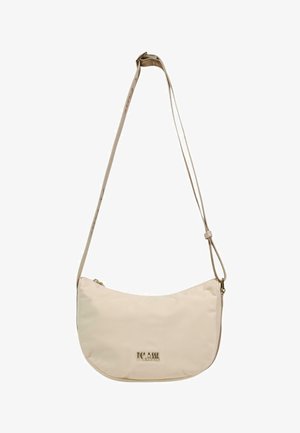 Béžová ramenní taška ve tvaru půlměsíce s nastavitelným popruhem a malým kovovým logem značky uprostřed vpředu.