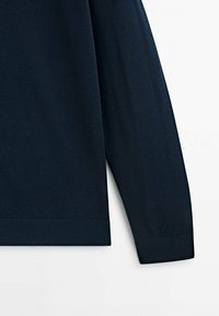 Dunkelblaues Langarmshirt mit weicher Textur, mit gerippten Bündchen und geradem Saum, aus leichtem Baumwollmaterial gefertigt.