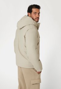 Guess REGULAR - Giacca invernale - beige