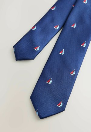 Krawatte mit Marine-Muster, die kleine gestickte Segelboote in Rot, Weiß und Blau auf einem strukturierten Hintergrund zeigt. Die Enden sind spitz.