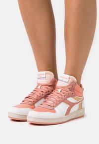 Diadora - MAGIC BASKET DEMI ICONA  - Sneakers alte - coral haze/beach sand/blanc de blanc Immagine in miniatura 1