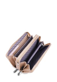 Světlý béžový peněženka s více přihrádkami, zipovým uzávěrem a podšívkou s puntíky. Mezi funkce patří sloty na karty a zipová kapsa.