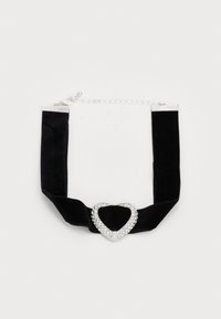 Choker de veludo preto com um centro em forma de coração, adornado com strass e ferragens em prata, apresentando uma corrente ajustável.