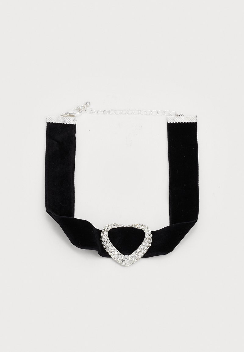Choker de veludo preto com um centro em forma de coração, adornado com strass e ferragens em prata, apresentando uma corrente ajustável.