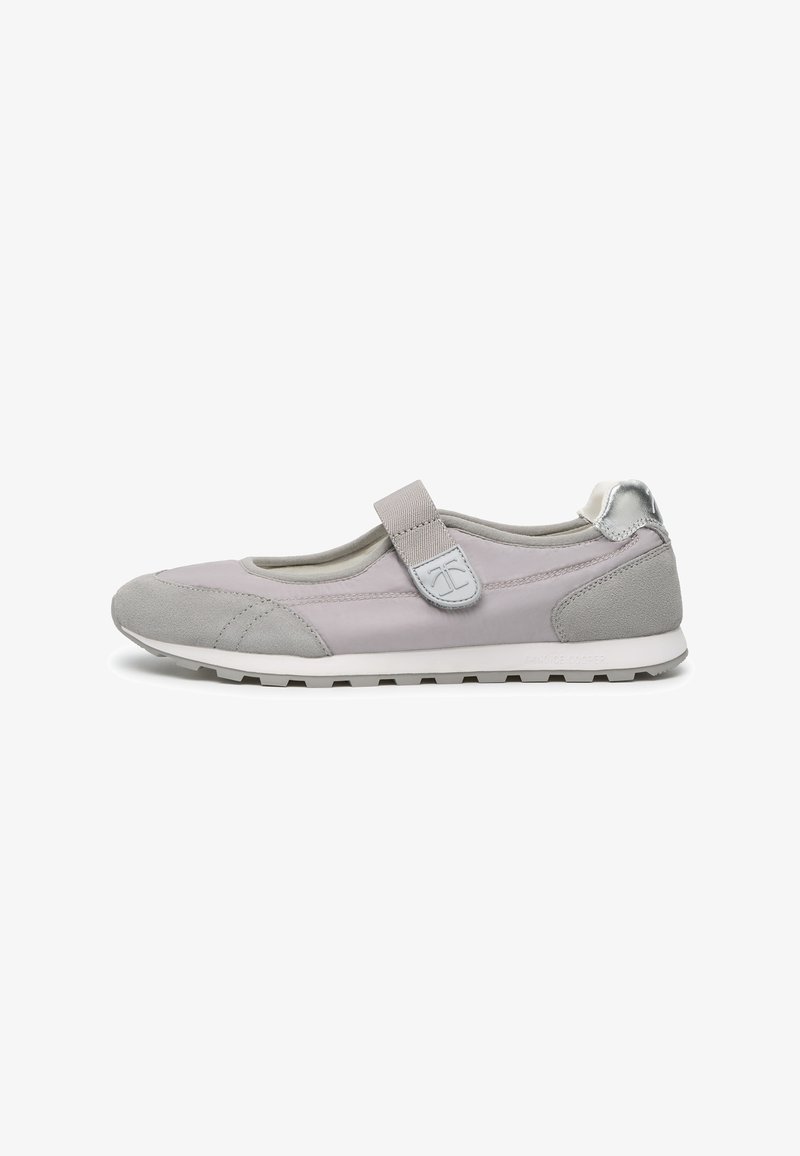 Sneaker Mary Jane grigio chiaro con punta e tallone in suede, cinturino elastico con logo e suola in gomma bianca, mostrata di profilo.