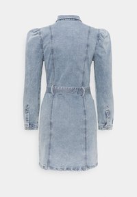 Robe en denim bleu clair avec manches longues bouffantes, ceinture ajustée à la taille et poignets boutonnés, vue de dos sur fond blanc.
