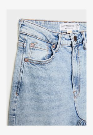Lichtblauwe denim jeans met hoge taille, vijf zakken, koperen hardware en subtiele vervaging, met een label op de tailleband.