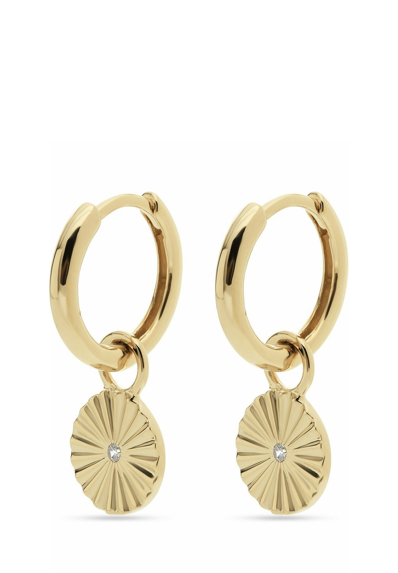 Guldörhängen med en hängande del som har ett ribbat mönster och en central diamantdetalj, vilket skapar en blank och texturerad look.