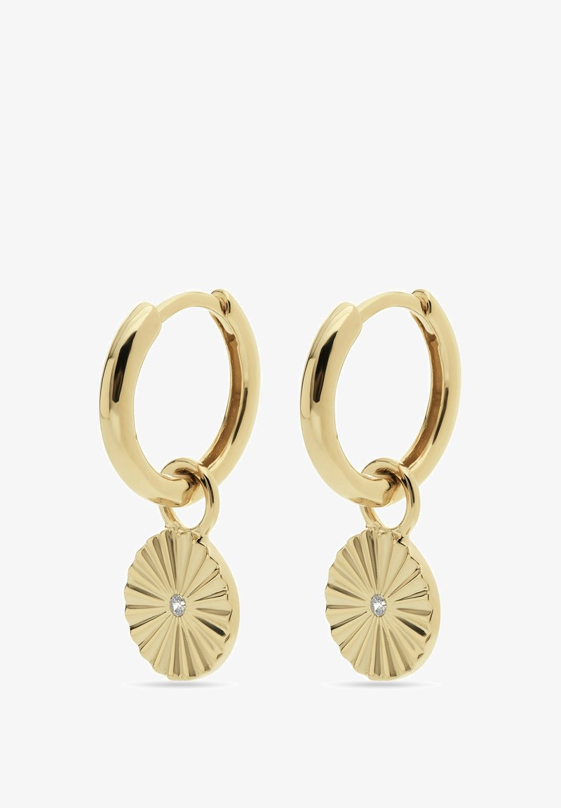 Les boucles d'oreilles en or en forme de créole présentent un pendentif avec un design strié et un accent de diamant central, créant une apparence à la fois brillante et texturée.