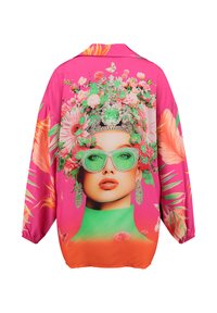 Buntes, übergroßes Hemd mit einem lebhaften rosa Hintergrund, Blumenmustern und einem grafischen Design einer Frau mit grünen Accessoires.