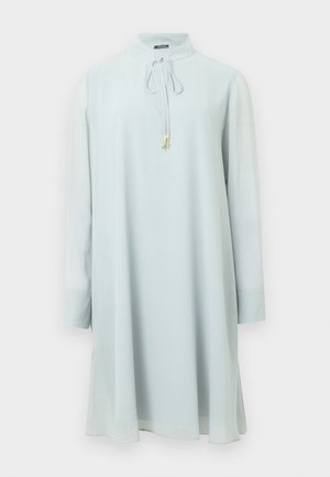 Svetlo modra obleka z dolgimi rokavi, visokim ovratnikom, detajlom kravate na vratu in ohlapnim krojem. Izdelana iz gladke tkanine z elegantno silhueto.