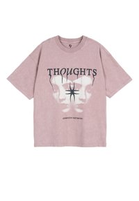 Jasnoróżowa, oversize koszulka bawełniana z nadrukiem dwóch twarzy oraz tekstem "THOUGHTS" i wzorem gwiazdy pod spodem.