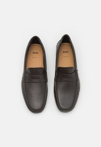 BOSS NOEL ciemnobrązowy