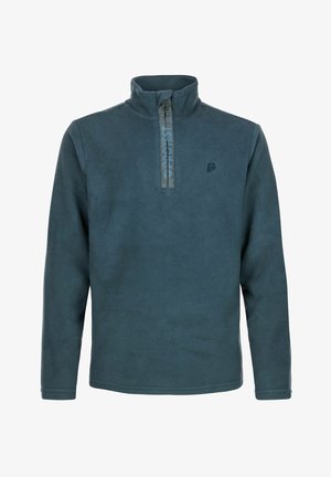 Enfant portant un pull polaire bleu foncé, un pantalon de neige bleu clair et des bottes d'hiver noires, debout sur un fond blanc.