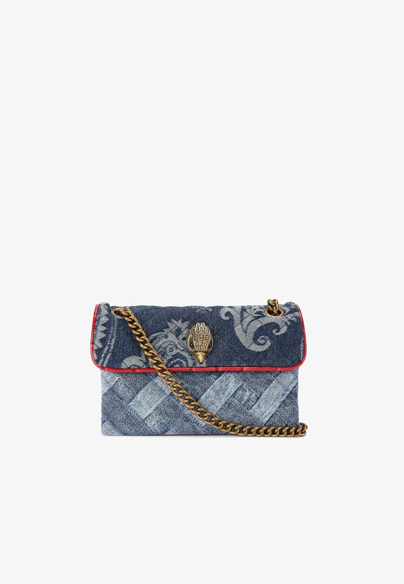 Borsa in denim con una texture intrecciata, tonalità blu e grigie, rifiniture rosse, chiusura a conchiglia dorata e tracolla a catena, caratterizzata da eleganti motivi floreali.