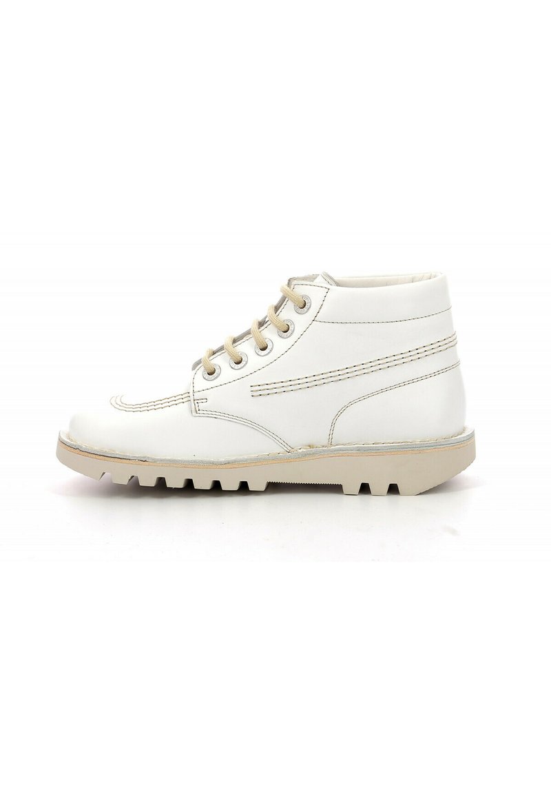 Weißes Leder-Mid-Top-Schuhwerk mit beigen Schnürsenkeln, kontrastierenden Nähten und einer strukturierten Gummisohle mit ausgeprägtem Profil.