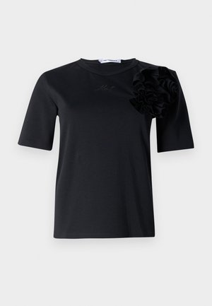 Fekete, rövid ujjú póló, sima anyagból készült. Bal vállán texturált anyagú virágos díszítéssel és diszkrét logóhímzéssel rendelkezik.