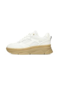 Sneaker bianco con tomaia bianca testurizzata e dettagli in mesh. Presenta una suola beige spessa con un motivo ondulato e un cappio posteriore.