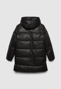 Schwarze, gesteppte Daunenjacke mit Kapuze, langen Ärmeln und einer glatten, glänzenden Oberfläche, von hinten auf einem schlichten Hintergrund gezeigt.
