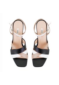 Schwarze, weiße und beige Riemchensandalen mit quadratischer Zehenpartie, flacher Sohle und schmalem Knöchelriemen. Glatte Lederstruktur mit minimalistischer Gestaltung.