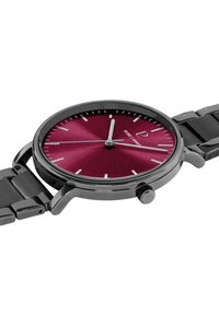 Reloj de pulsera de metal negro con caja redonda, que presenta una esfera de un intenso burdeos, marcadores de hora plateados y una textura cepillada. Manecillas y corona en tono plateado.