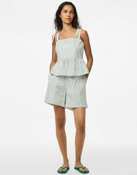 Top peplum ligero a rayas con escote cuadrado y tirantes ajustables, combinado con pantalones cortos a juego. Los colores incluyen verde y blanco. Sandalias planas.