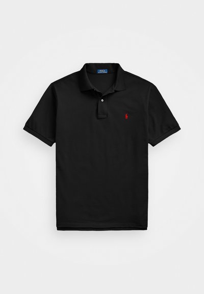 Μαύρο πόλο μπλουζάκι από βαμβάκι, με ριμπ κολάρο, πλάκα με δύο κουμπιά και μικρό κόκκινο κεντητό λογότυπο στο στήθος.